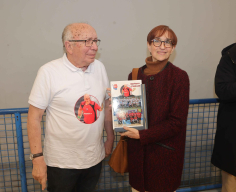 Aquilino Carames del C.D. Amigos del Cibeles (ex-Presidente Fed. Asturiana) a Cristina Puertas (Foto cedida por La Opinión A Coruña)